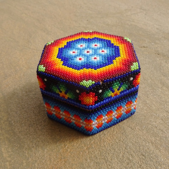 Colorful Vintage Beaded Mexican Folk Art Decorativ Box Handmade Huichol Treasure - Picture 9 of 9